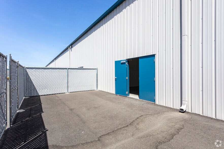 More Photos Of 325-355 S Schnoor Ave, Madera Warehouse For Lease
