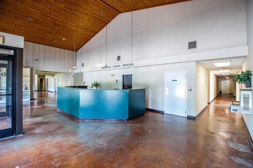 More Photos Of 1850 Berryhill Rd, Cordova Veterinarian Kennel For Sale