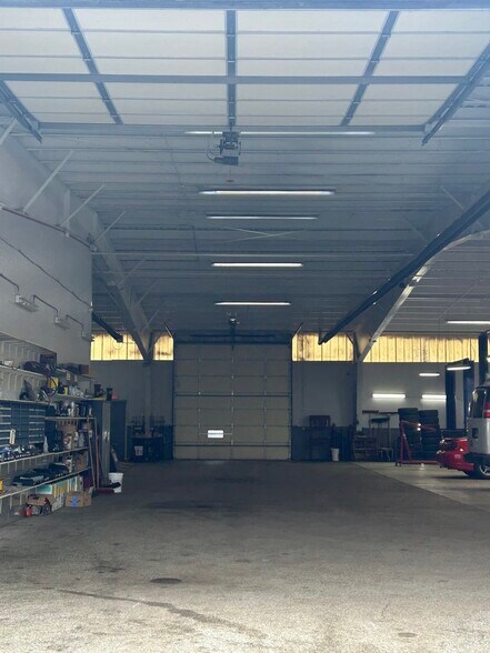 More Photos Of 5200 Cleveland St, Merrillville Truck Terminal For Lease