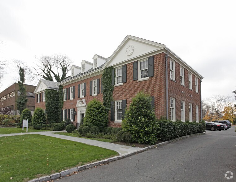 More Photos Of 88 Field Point Rd, Greenwich Office For Lease