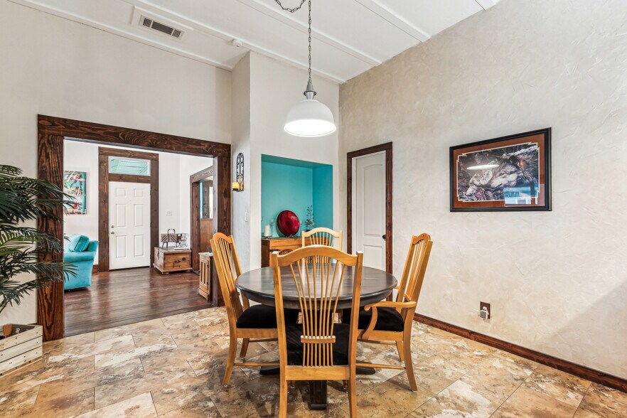 More Photos Of 512 N Travis St, Granbury Hospitality For Sale