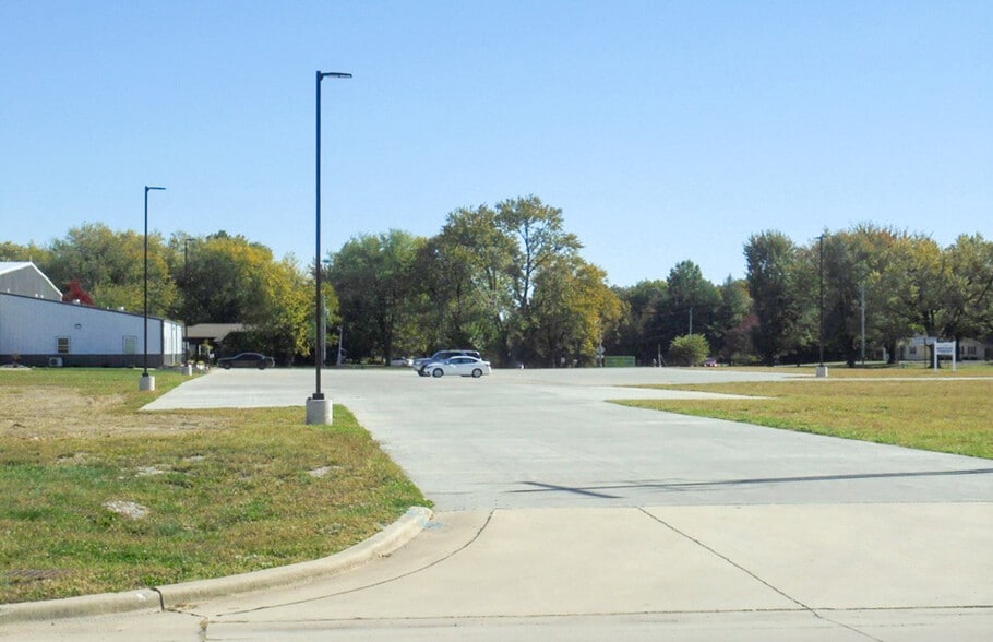 More Photos Of 2028 W Main St, Salem Industrial For Sale