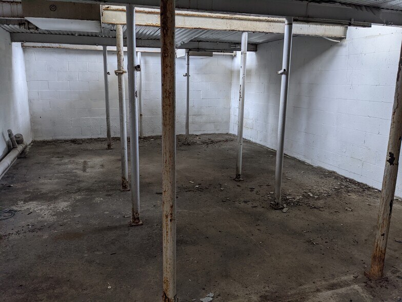 More Photos Of 212 S Kennedy, Bradley Auto Repair For Lease