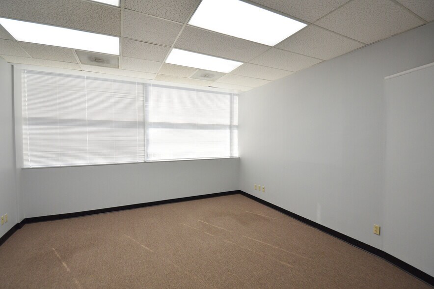 More Photos Of 5509 W Friendly Ave, Greensboro Office For Lease