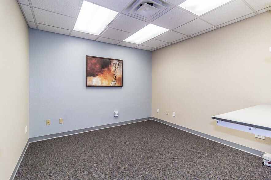 More Photos Of 1620 N Shawano St, New London Medical For Lease