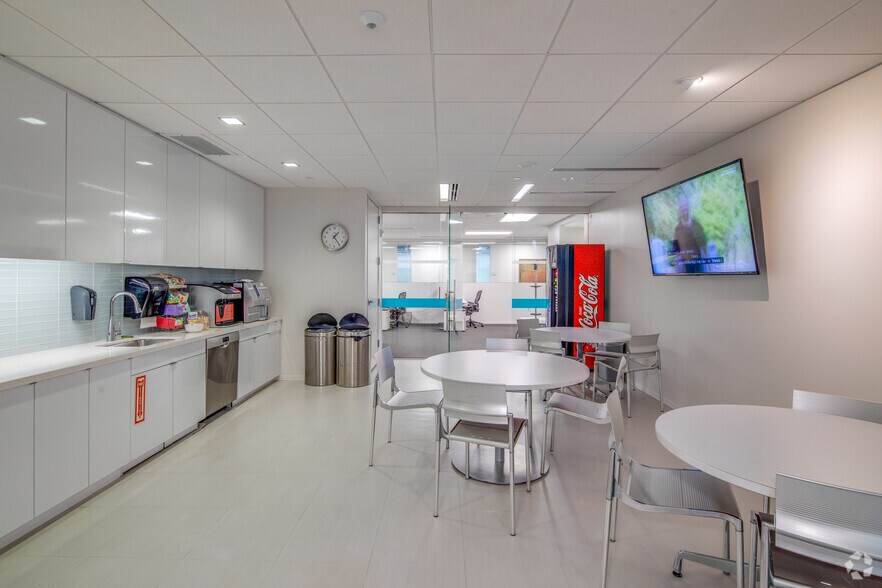 More Photos Of 2101 L St NW, Washington Office For Lease