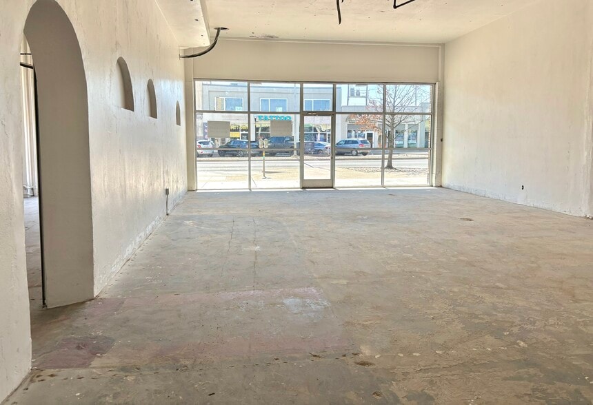 More Photos Of 300-308 W Jefferson Blvd, Dallas Storefront For Lease