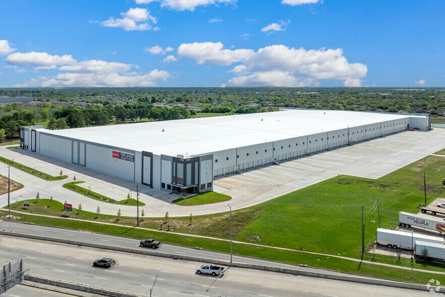 More Photos Of 13393 South Main St, Houston Distribution For Lease