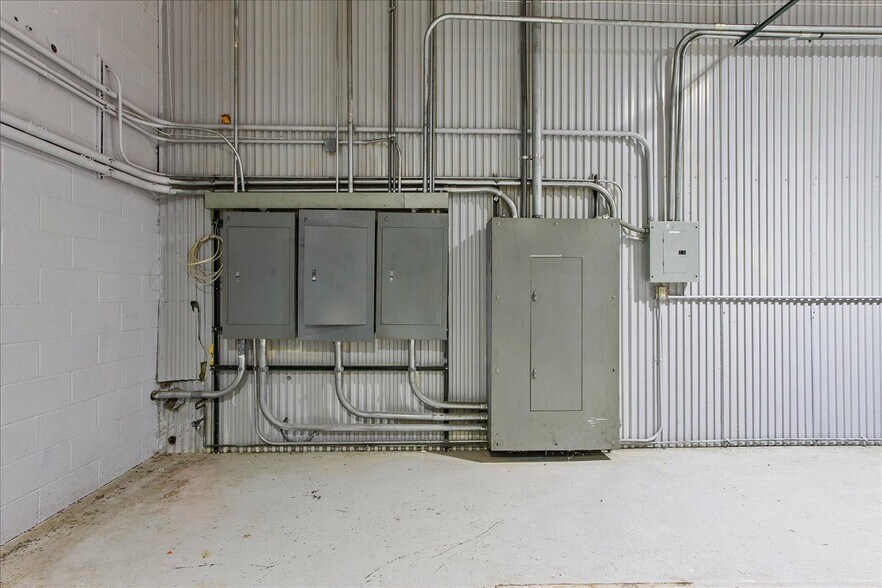 More Photos Of 6886 Wishart St, Huntsville Light Distribution For Lease