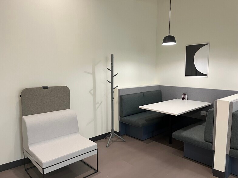 More Photos Of 2525 Cabot Dr, Lisle Coworking Space