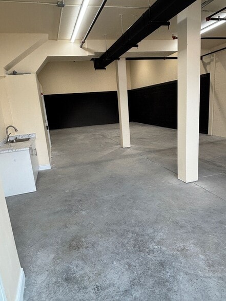 More Photos Of 585 Hanlon Creek Blvd, Guelph Showroom For Lease