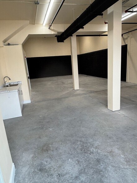 More Photos Of 587 Hanlon Creek Blvd, Guelph Showroom For Lease