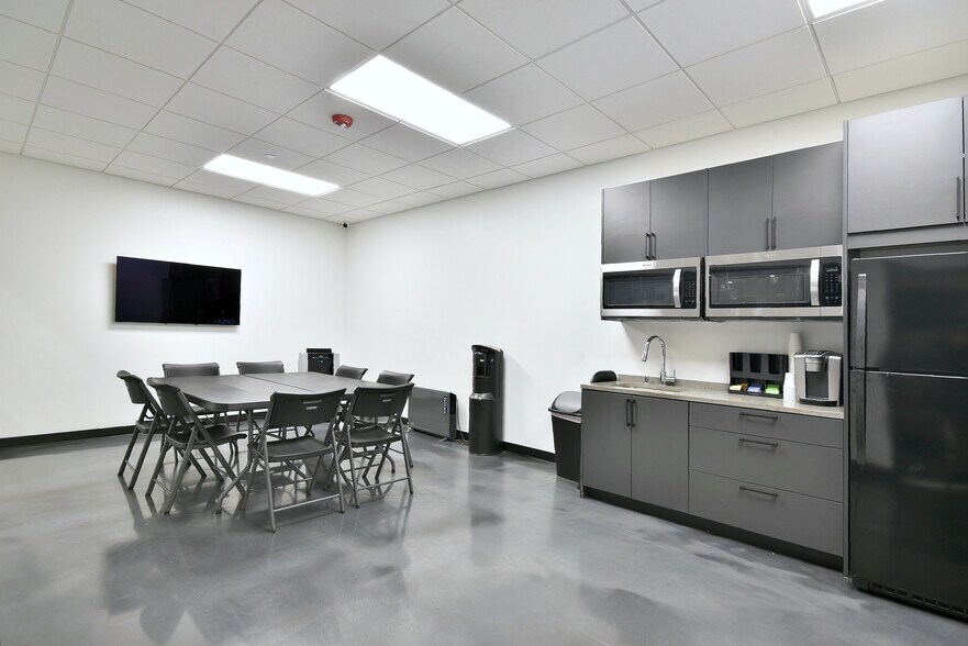 More Photos Of 6363 W 73rd St, Bedford Park Manufacturing For Lease