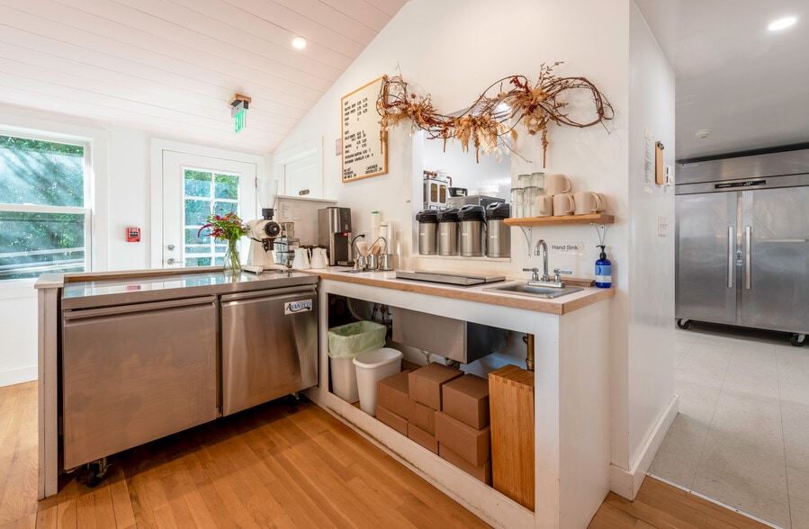 More Photos Of 162 Main St, Essex General Retail For Sale