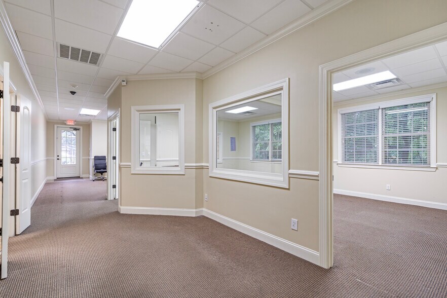 More Photos Of 1905 Woodstock Rd, Roswell Office For Sale