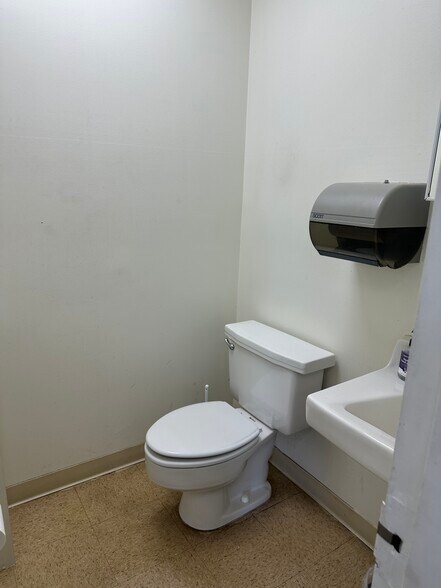 More Photos Of 2811 Old Lee Hwy, Merrifield Service For Lease