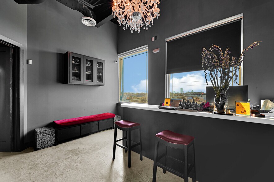 More Photos Of 1511 W 12th St, Houston Office For Sale
