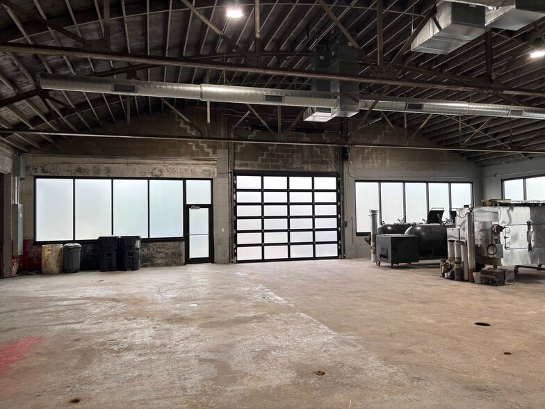 More Photos Of 9101 N Western Ave, Oklahoma City Showroom For Lease