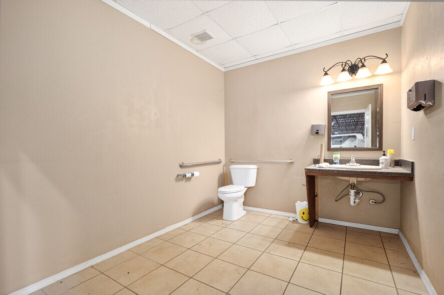 More Photos Of 1835 Industrial Blvd, Norman Warehouse For Sale