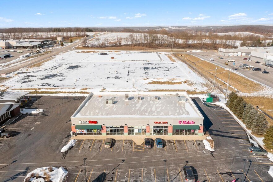 More Photos Of 704-720 Harry Sauner Rd, Hillsboro General Retail For Lease