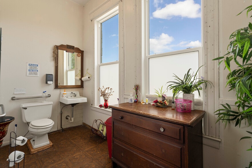 More Photos Of 106 W Oak St, Arcadia Storefront For Sale