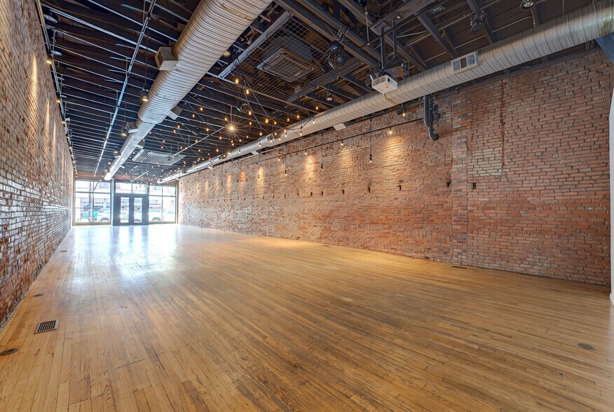 More Photos Of 1013 E 15th St, Plano Storefront For Sale