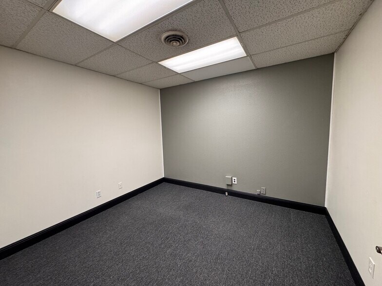 More Photos Of 823 W Sunrise Cir, Hobbs Flex For Lease