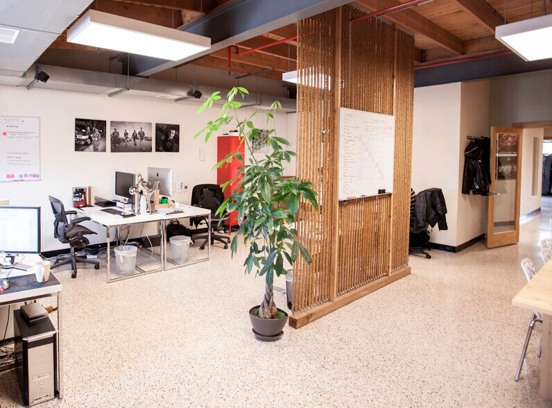 More Photos Of 1700 W Hubbard St, Chicago Light Distribution For Lease