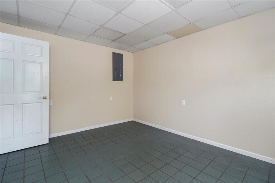 More Photos Of 1006 B Nettleton Ave, Thayer Office For Sale