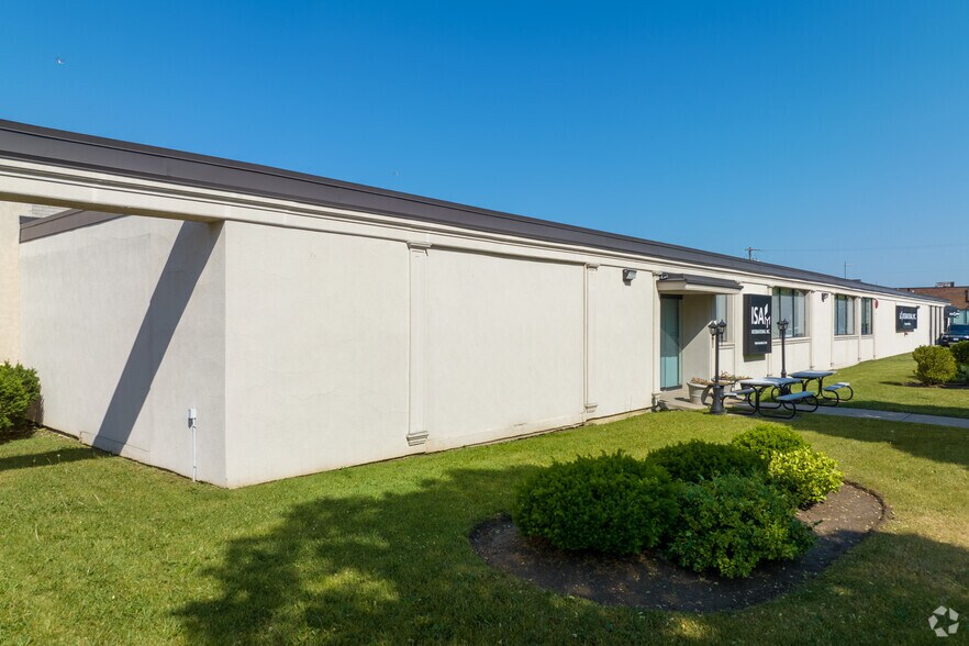 More Photos Of 42-46 Dufflaw Rd, Toronto Distribution For Lease