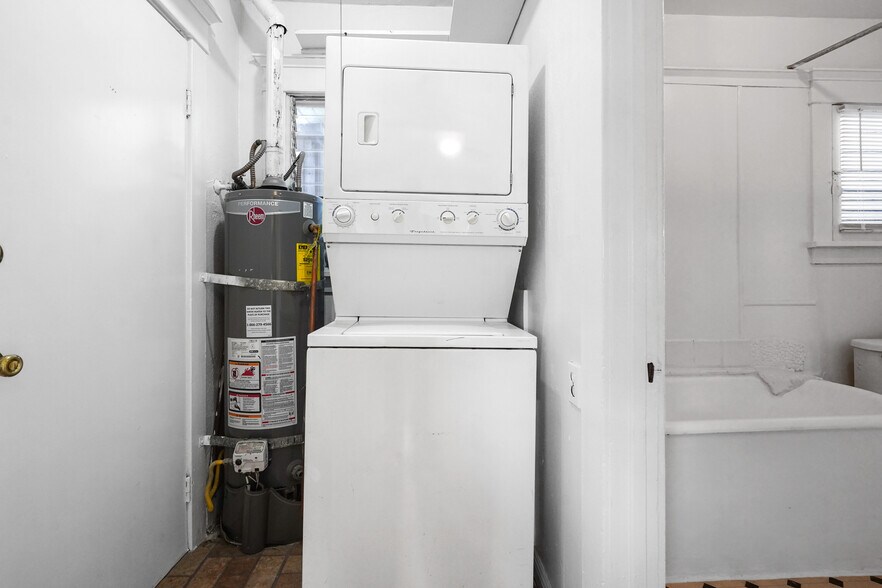 More Photos Of 2006 Strongs Dr, Venice Apartments For Sale