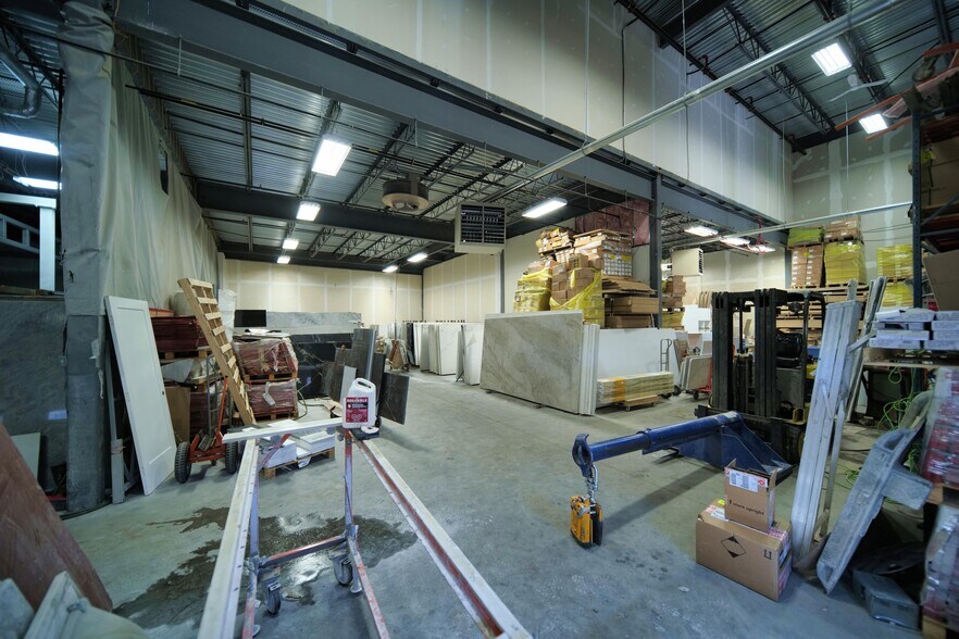 More Photos Of 310-350 Rue Ness, Montréal Light Distribution For Lease