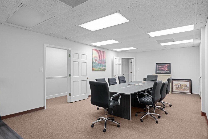 More Photos Of 125 Commerce Cir, Fayetteville Office For Sale