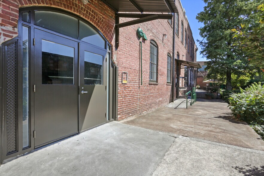 More Photos Of 887 W Marietta St NW, Atlanta Loft Creative Space For Lease