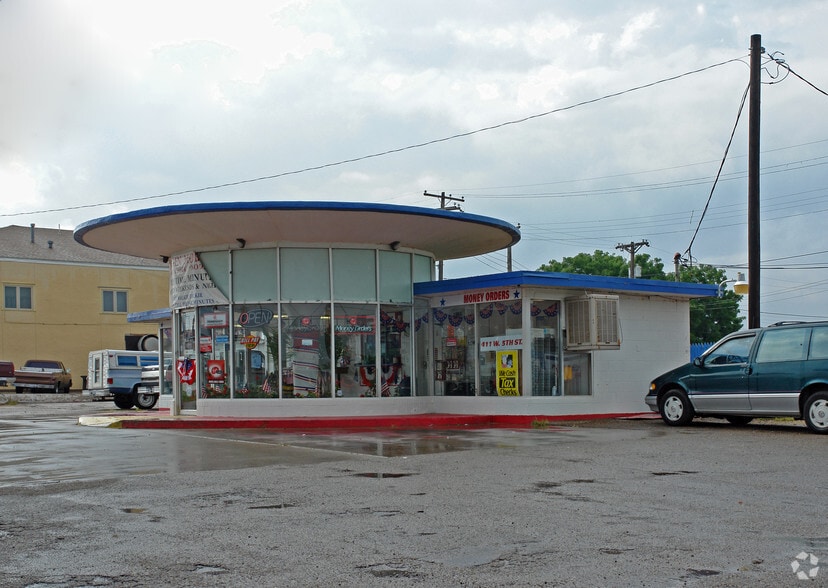 More Photos Of 411 W 5th St, Plainview Freestanding For Sale