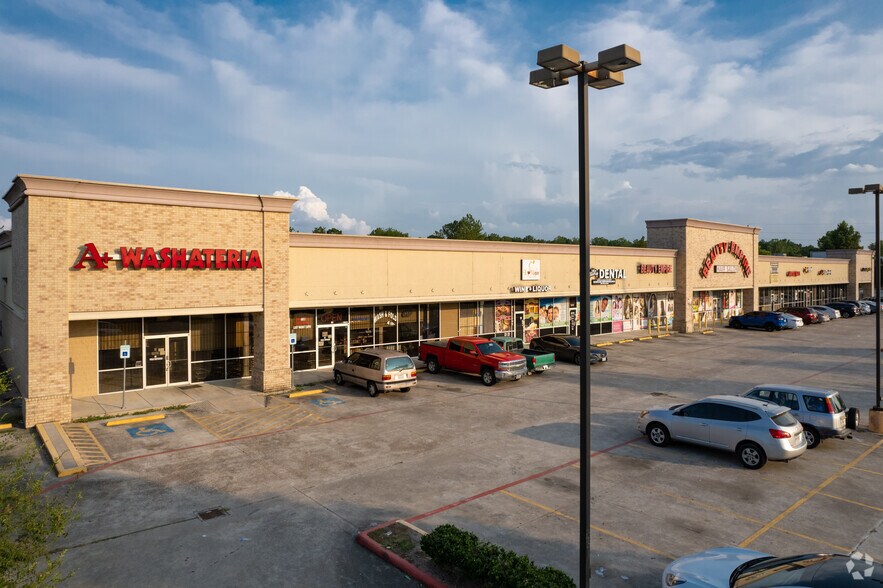 More Photos Of 15002 Ella Blvd, Houston Unknown For Lease