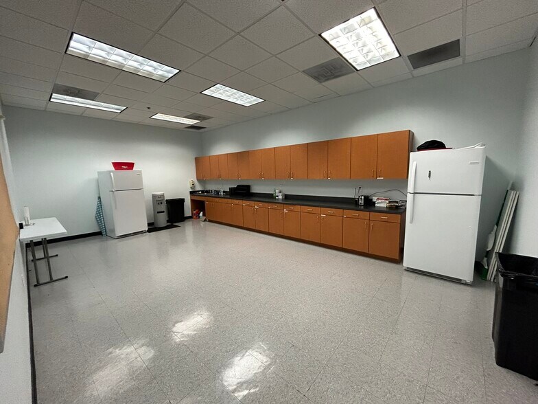 More Photos Of 4343 W Royal Ln, Irving Warehouse For Lease