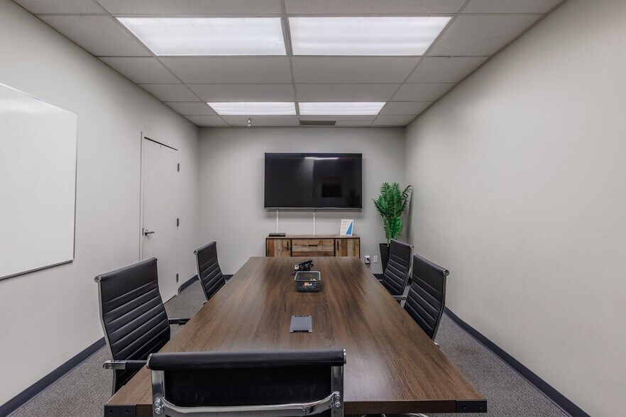 More Photos Of 11410-11420 Mathis Ave, Farmers Branch Distribution For Lease