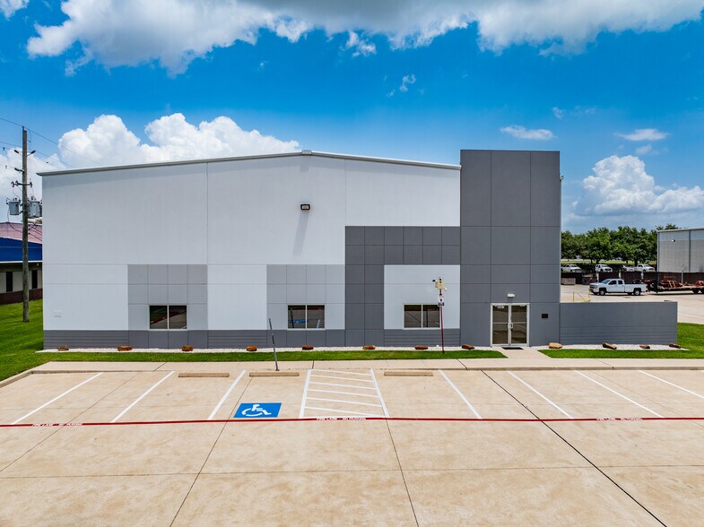 More Photos Of 9407 New Century Dr, Pasadena Warehouse For Lease