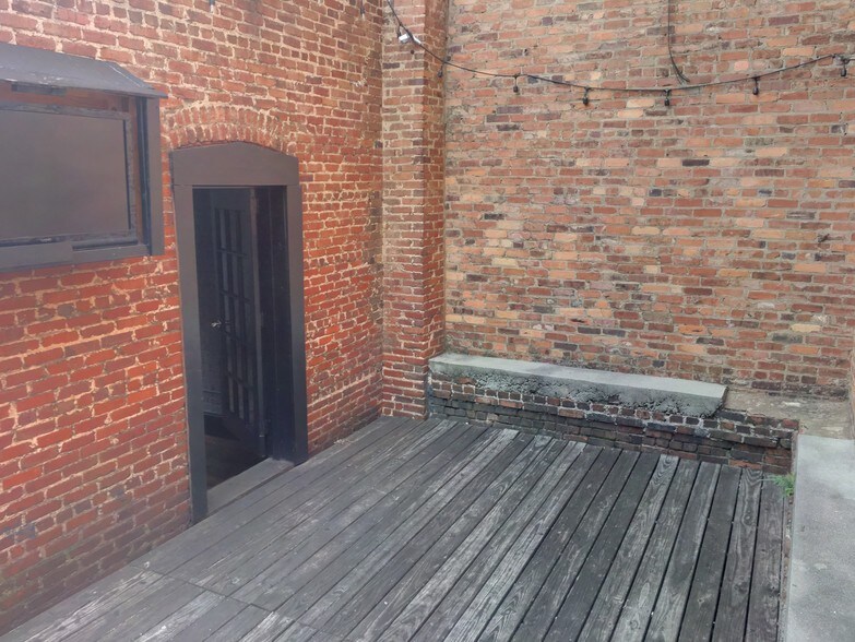 More Photos Of 142 N Jackson St, Athens Storefront Retail Residential For Lease