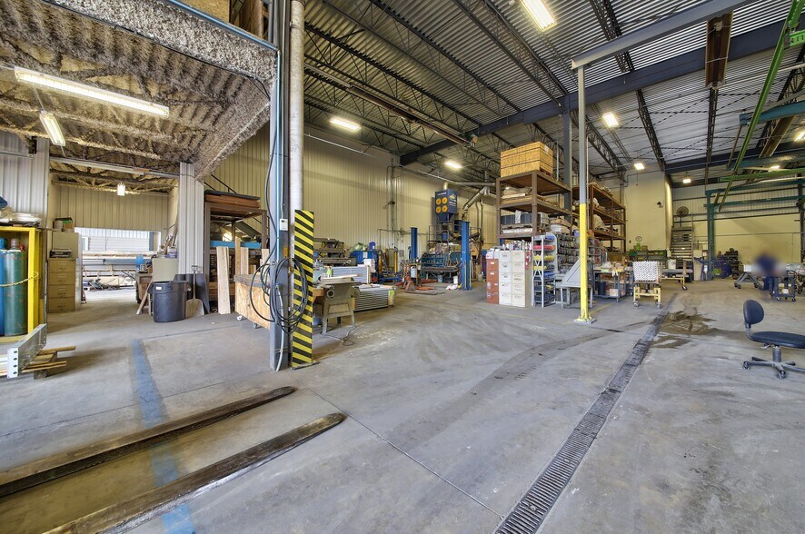 More Photos Of 130 Rue de l'Isère, Candiac Warehouse For Sale