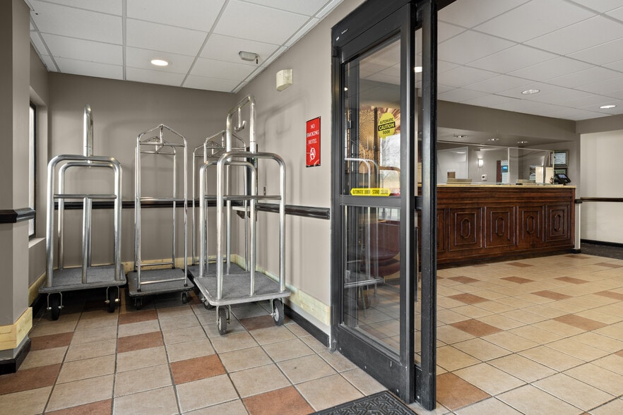 More Photos Of 240 Mitchelle Dr, Hendersonville Hotel For Sale