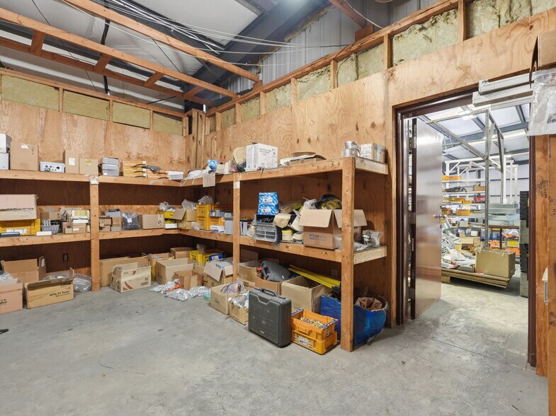 More Photos Of 112 Corporate Park East Dr, Lagrange Warehouse For Lease