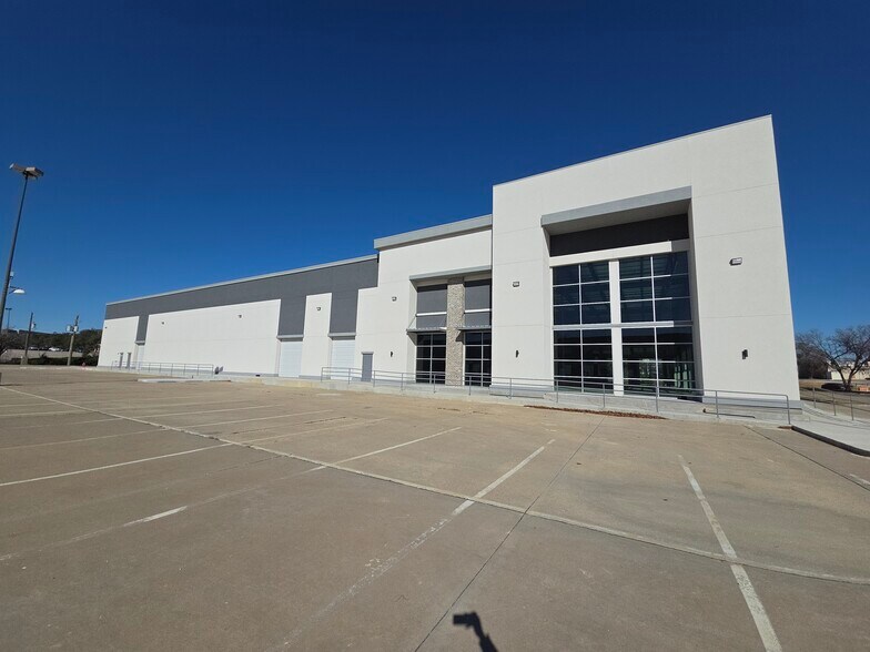 More Photos Of 8221 Royal Ridge Pky, Irving Warehouse For Lease