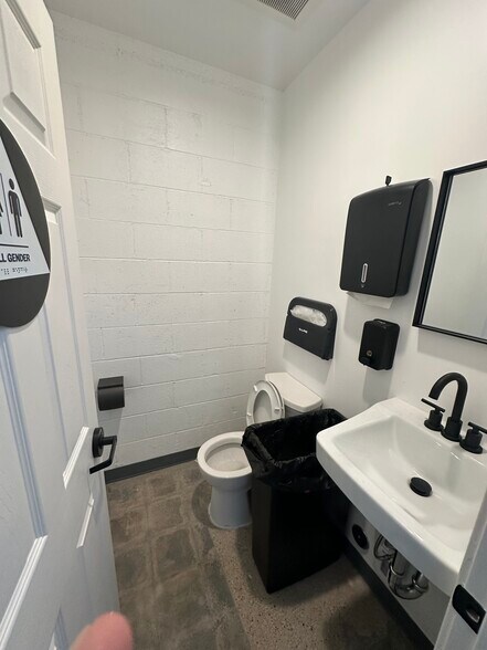 More Photos Of 5706 Cahuenga Blvd, North Hollywood Loft Creative Space For Lease