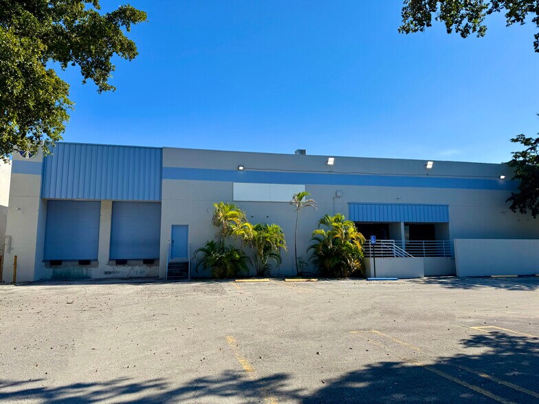 More Photos Of 13001 NW 38th Ave, Opa-locka Warehouse For Lease