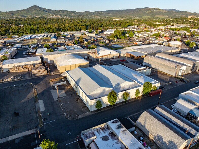 More Photos Of 715 S Grape St, Medford Warehouse For Sale