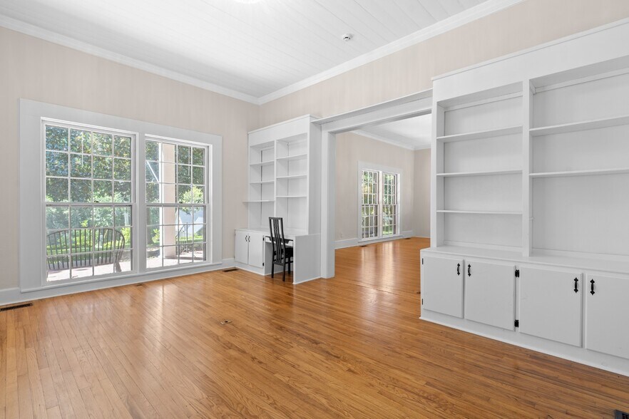 More Photos Of 219 Old Mill Rd, Winchester Office For Sale