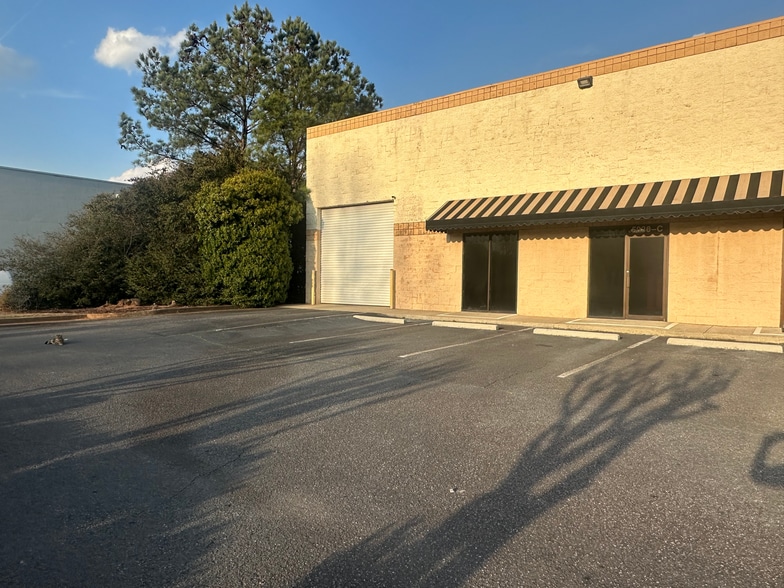More Photos Of 5930 Gateway Dr, Alpharetta Warehouse For Lease