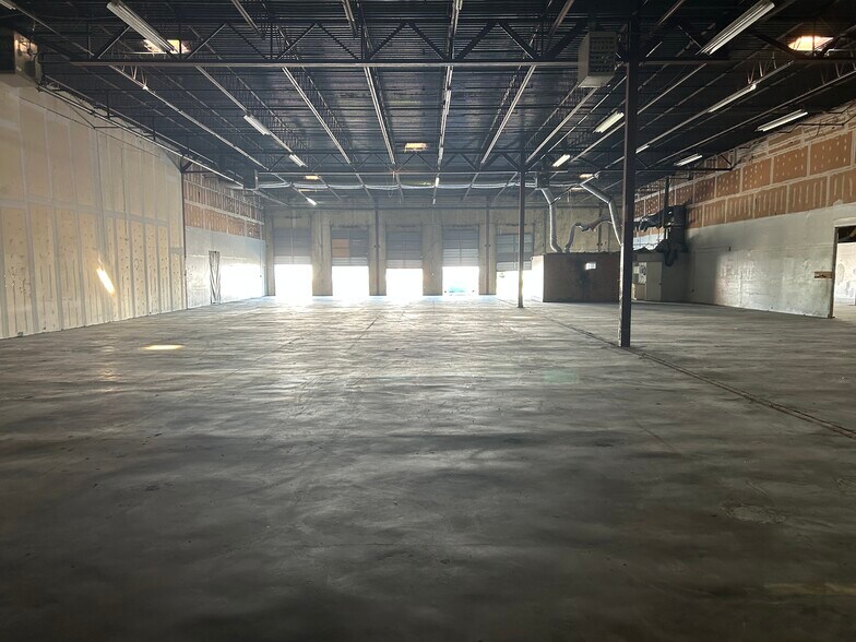 More Photos Of 3615-3625 Air Park St, Memphis Distribution For Lease